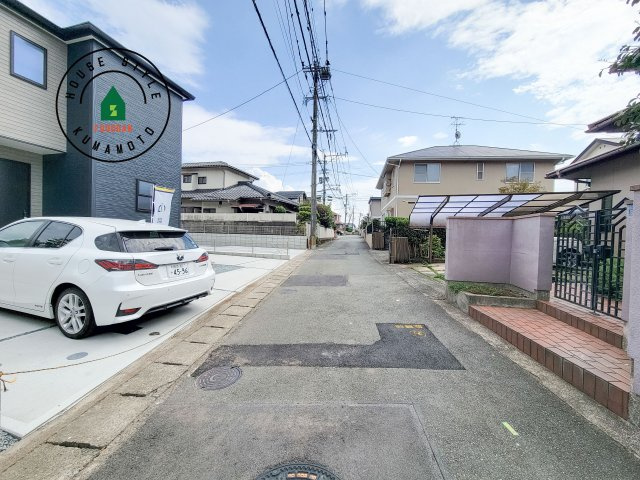 熊本市北区麻生田5丁目第7-2棟（2号棟）の前面道路含む現地写真|前面道路です。