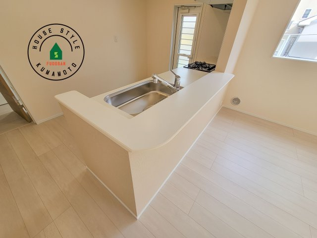 熊本市北区麻生田5丁目第7-2棟（2号棟）のダイニング|キッチンから立ち込める香りが今日の料理を期待させます。