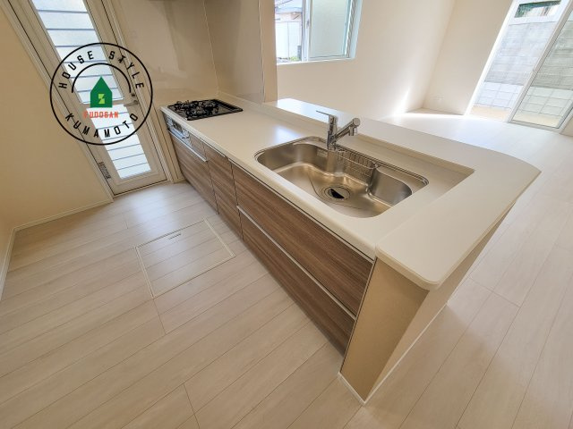 熊本市北区麻生田5丁目第7-2棟（2号棟）のキッチン|ダイニングテーブルへの配膳がラクラク、お料理はかどるカウンター付きシステムキッチン！