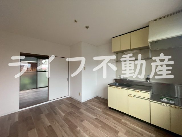 ロイヤルハイツの居間・リビング|使いやすい居間です