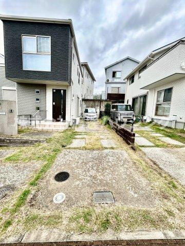 山手台新町１丁目一戸建の駐車場|駐車３台可。