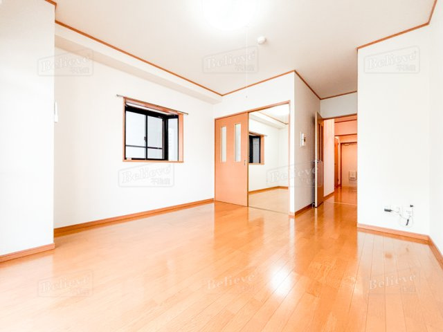 エスペランサ壱番館の居間・リビング|明るい室内です☆