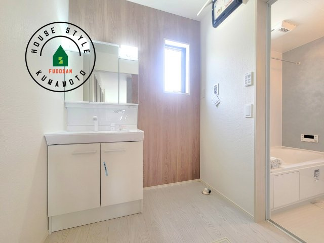 熊本市中央区琴平2丁目第2-5棟（1号棟）　の内観：施工例|ゆとりの洗面スペースで朝の身支度もスムーズに。暮らしを快適に変えるシャワー付洗面台です！