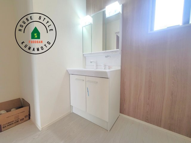 熊本市中央区琴平2丁目第2-5棟（1号棟）　の内観：施工例|毎日使うものだから清潔な空間を保ちたい水回り。洗面にはそんな願いを解消させてくれる収納アイデアが満載です。三面鏡の裏側にはキャビネットが現れ小物から背の高い物まで収納できます。