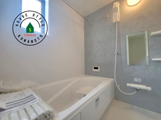 熊本市中央区琴平2丁目第2-5棟（1号棟）　の内観：施工例|ウ窓もあるので換気も安心ですね。同社仕様。1日の疲れを癒してくれる広々バスルーム。雨の日のお洗濯にも大活躍な浴室乾燥機付です！