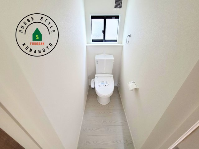 熊本市中央区琴平2丁目第2-5棟（1号棟）　の内観：施工例|温水洗浄便座を完備しております。2ヶ所にトイレがあるのは朝の慌ただしい時間も安心です。