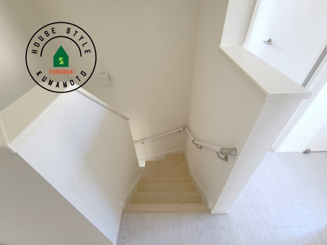 熊本市中央区琴平2丁目第2-5棟（1号棟）　の内観：施工例|階段からも明るい光が入ります。採光や通風も階段の重要な役割です。