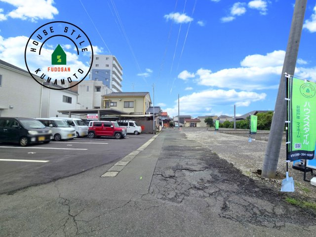 熊本市中央区琴平2丁目第2-5棟（1号棟）　の前面道路含む現地写真|前面道路は閑静な住宅地をはしる車通りの少ない道路。お車の出し入れが苦手なママや小さなお子様にも安心ですね。しっかり舗装もされているので、ベビーカーや自転車で通っても快適に通行できます。