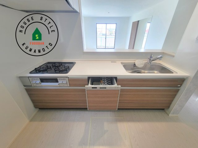 熊本市中央区琴平2丁目第2-5棟（1号棟）　の内観：施工例|ご家族を近くに感じられる対面キッチンのLDK。会話もはずみそうですね。