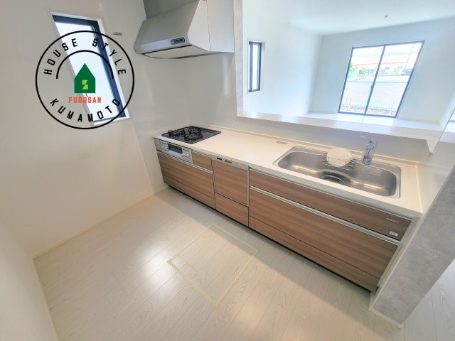 熊本市中央区琴平2丁目第2-5棟（1号棟）　の内観：施工例|ダイニングテーブルへの配膳がラクラク、お料理はかどるカウンター付きシステムキッチン！