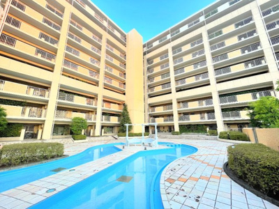 【外観】 | グランシティレイディアント横濱 | ◆美しい外観と広々エントランス、浅く広がる水盤に囲まれたアートが来訪者を魅了します。