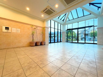 【エントランス】 | グランシティレイディアント横濱 | ◆広々とした設計と上質なデザインが、暮らしの始まりを豊かに演出します。