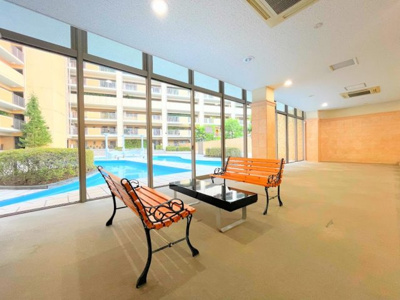 【その他共用部分】 | グランシティレイディアント横濱 | ◆大きな窓から光が差し込む、心地よいベンチスペースです。