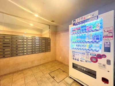 【その他共用部分】 | グランシティレイディアント横濱 | ◆整然と並ぶ集合ポストと自販機が日常を便利に支えます。