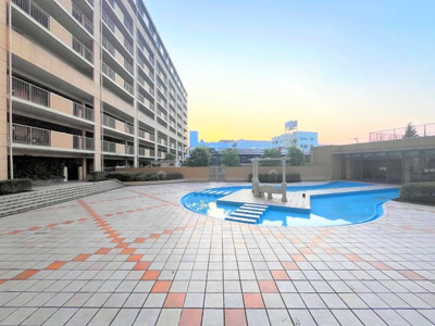 【外観】 | グランシティレイディアント横濱 | ◆時間帯ごとに異なる表情を見せ、暮らしに彩りを添える美しい外観です。