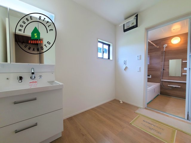 熊本市中央区琴平2丁目第2-5棟（2号棟）　の内観：施工例|ゆとりの洗面スペースで朝の身支度もスムーズに。暮らしを快適に変えるシャワー付洗面台です！