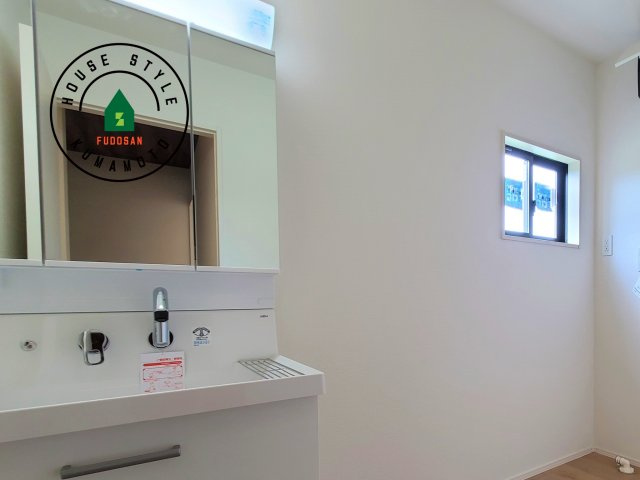 熊本市中央区琴平2丁目第2-5棟（2号棟）　の内観：施工例|毎日使うものだから清潔な空間を保ちたい水回り。洗面にはそんな願いを解消させてくれる収納アイデアが満載です。三面鏡の裏側にはキャビネットが現れ小物から背の高い物まで収納できます。