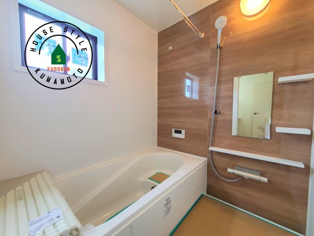 熊本市中央区琴平2丁目第2-5棟（2号棟）　の内観：施工例|ウ窓もあるので換気も安心ですね。同社仕様。1日の疲れを癒してくれる広々バスルーム。雨の日のお洗濯にも大活躍な浴室乾燥機付です！
