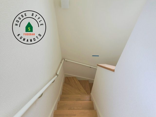 熊本市中央区琴平2丁目第2-5棟（2号棟）　の内観：施工例|階段からも明るい光が入ります。採光や通風も階段の重要な役割です。