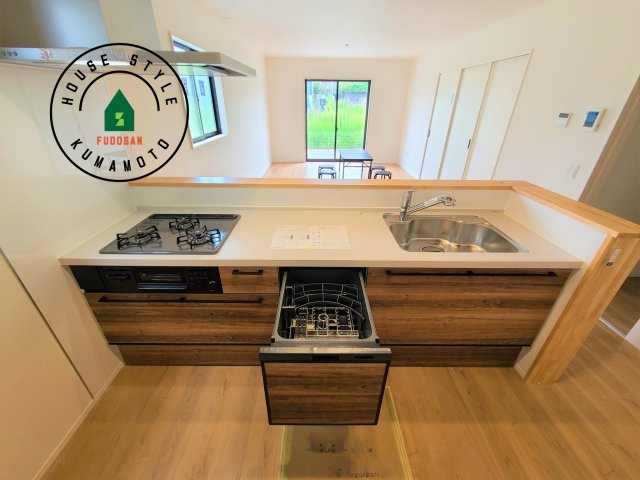 熊本市中央区琴平2丁目第2-5棟（2号棟）　の内観：施工例|ご家族を近くに感じられる対面キッチンのLDK。会話もはずみそうですね。