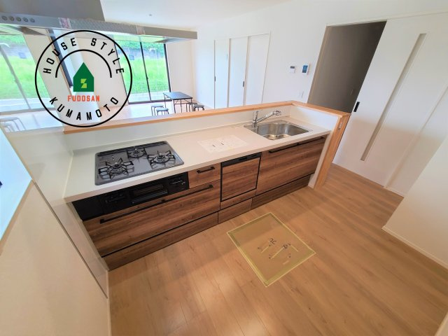 熊本市中央区琴平2丁目第2-5棟（2号棟）　の内観：施工例|ダイニングテーブルへの配膳がラクラク、お料理はかどるカウンター付きシステムキッチン！