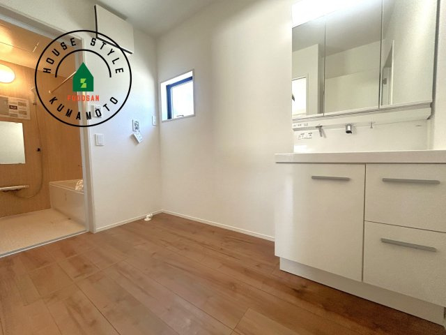 熊本市中央区琴平2丁目第2-5棟（4号棟）　の内観：施工例|ゆとりの洗面スペースで朝の身支度もスムーズに。暮らしを快適に変えるシャワー付洗面台です！