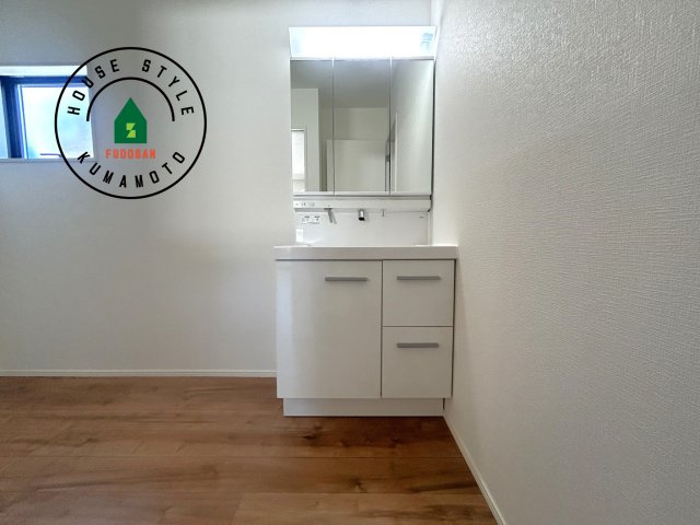 熊本市中央区琴平2丁目第2-5棟（4号棟）　の内観：施工例|毎日使うものだから清潔な空間を保ちたい水回り。洗面にはそんな願いを解消させてくれる収納アイデアが満載です。三面鏡の裏側にはキャビネットが現れ小物から背の高い物まで収納できます。