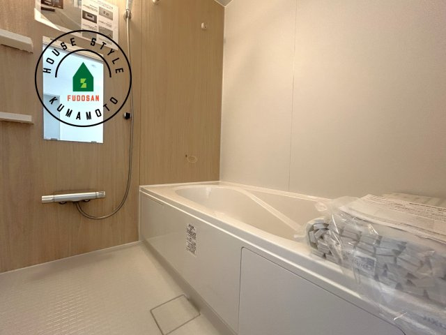 熊本市中央区琴平2丁目第2-5棟（4号棟）　の内観：施工例|ウ窓もあるので換気も安心ですね。同社仕様。1日の疲れを癒してくれる広々バスルーム。雨の日のお洗濯にも大活躍な浴室乾燥機付です！