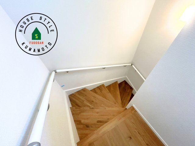 熊本市中央区琴平2丁目第2-5棟（4号棟）　の内観：施工例|階段からも明るい光が入ります。採光や通風も階段の重要な役割です。