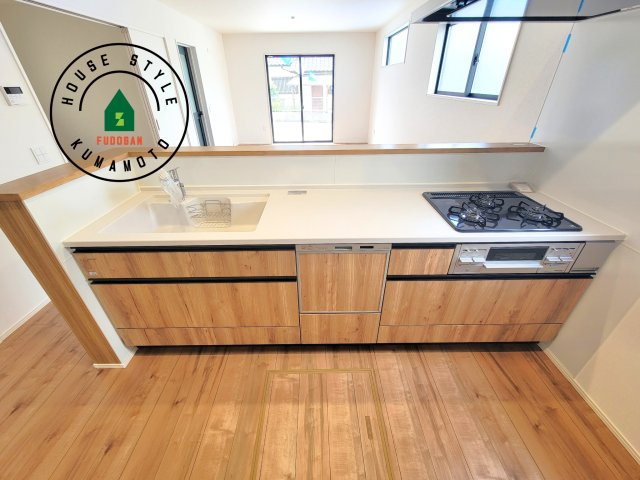 熊本市中央区琴平2丁目第2-5棟（4号棟）　の内観：施工例|ご家族を近くに感じられる対面キッチンのLDK。会話もはずみそうですね。