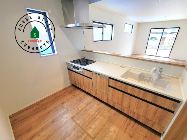 熊本市中央区琴平2丁目第2-5棟（4号棟）　の内観：施工例|ダイニングテーブルへの配膳がラクラク、お料理はかどるカウンター付きシステムキッチン！