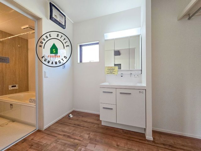 熊本市中央区琴平2丁目第2-5棟（5号棟）　の脱衣所|ゆとりの洗面スペースで朝の身支度もスムーズに。暮らしを快適に変えるシャワー付洗面台です！