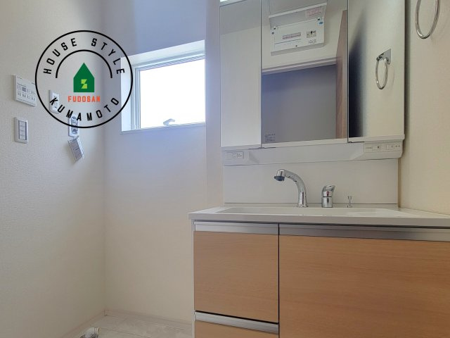 熊本市中央区琴平2丁目第2-5棟（5号棟）　の内観：施工例|毎日使うものだから清潔な空間を保ちたい水回り。洗面にはそんな願いを解消させてくれる収納アイデアが満載です。三面鏡の裏側にはキャビネットが現れ小物から背の高い物まで収納できます。