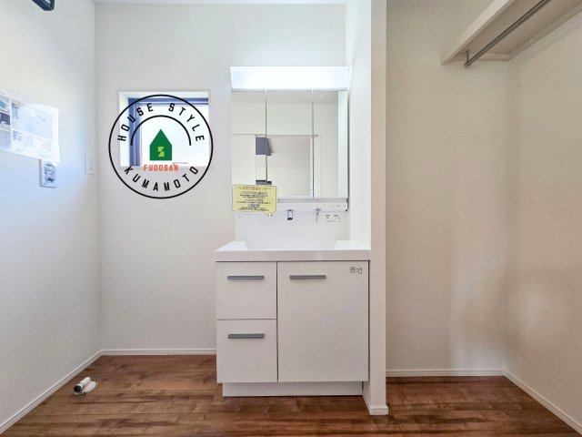 熊本市中央区琴平2丁目第2-5棟（5号棟）　の独立洗面台|毎日使うものだから清潔な空間を保ちたい水回り。洗面にはそんな願いを解消させてくれる収納アイデアが満載です。三面鏡の裏側にはキャビネットが現れ小物から背の高い物まで収納できます。