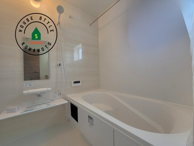 熊本市中央区琴平2丁目第2-5棟（5号棟）　の内観：施工例|ウ窓もあるので換気も安心ですね。同社仕様。1日の疲れを癒してくれる広々バスルーム。雨の日のお洗濯にも大活躍な浴室乾燥機付です！