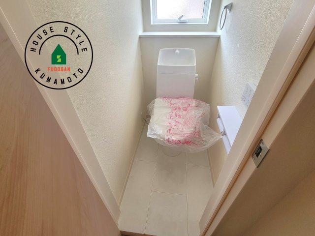 熊本市中央区琴平2丁目第2-5棟（5号棟）　の内観：施工例|温水洗浄便座を完備しております。2ヶ所にトイレがあるのは朝の慌ただしい時間も安心です。