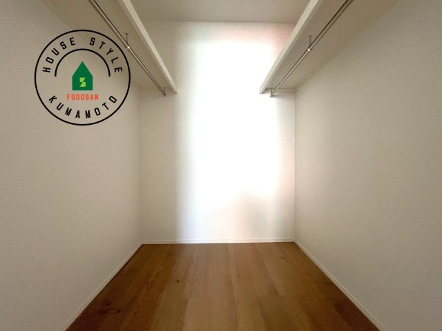 熊本市中央区琴平2丁目第2-5棟（5号棟）　の内観：施工例|洋服や大きな荷物が多い方や人数の多いご家族などは、一般的なクローゼットよりもウォークインクローゼットのほうが使い勝手が良いです。