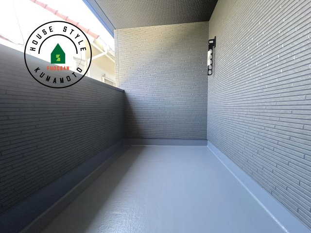 熊本市中央区琴平2丁目第2-5棟（5号棟）　の外観：施工例|風をしっかりと感じられるバルコニーでは、毎日が洗濯日和です。広々としているので洗濯も楽しくなるでしょうし、気分転換にバルコニーからの眺めを楽しむのもいいでしょう。