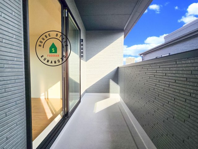 熊本市中央区琴平2丁目第2-5棟（5号棟）　のバルコニー|風をしっかりと感じられるバルコニーでは、毎日が洗濯日和です。広々としているので洗濯も楽しくなるでしょうし、気分転換にバルコニーからの眺めを楽しむのもいいでしょう。