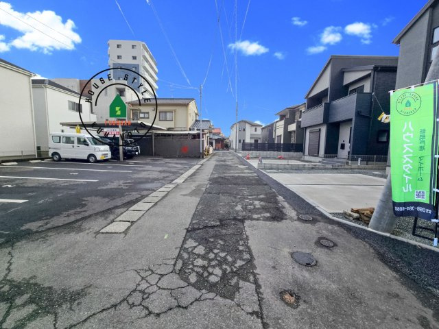 熊本市中央区琴平2丁目第2-5棟（5号棟）　の前面道路含む現地写真|前面道路は閑静な住宅地をはしる車通りの少ない道路。お車の出し入れが苦手なママや小さなお子様にも安心ですね。しっかり舗装もされているので、ベビーカーや自転車で通っても快適に通行できます。