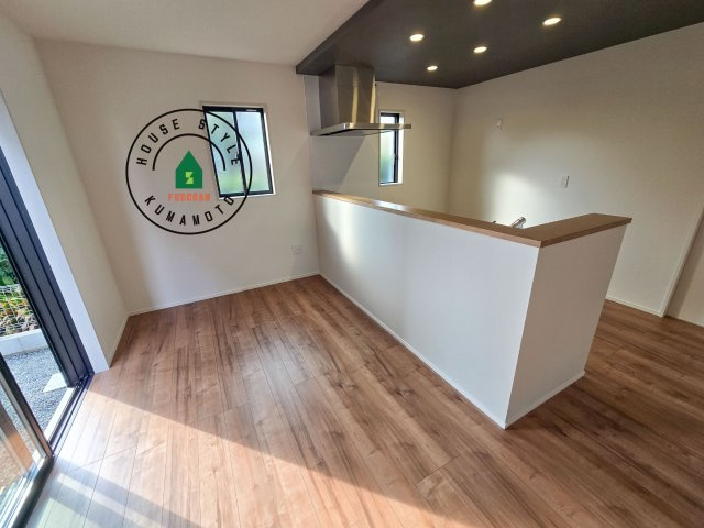 熊本市中央区琴平2丁目第2-5棟（5号棟）　のダイニング|キッチンから立ち込める香りが今日の料理を期待させます。