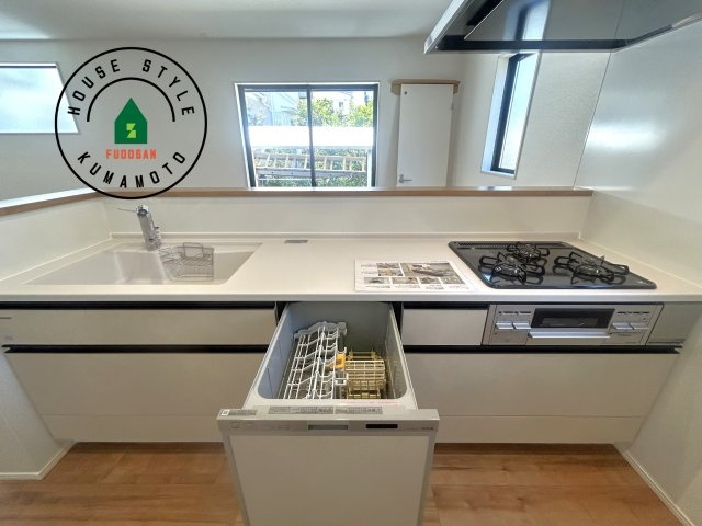 熊本市中央区琴平2丁目第2-5棟（5号棟）　の内観：施工例|ご家族を近くに感じられる対面キッチンのLDK。会話もはずみそうですね。