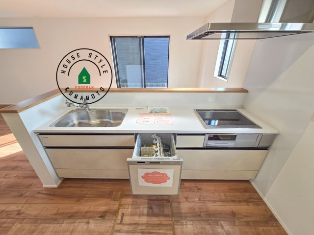 熊本市中央区琴平2丁目第2-5棟（5号棟）　のキッチン|ご家族を近くに感じられる対面キッチンのLDK。会話もはずみそうですね。