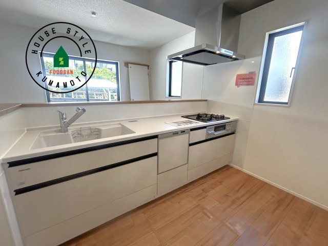 熊本市中央区琴平2丁目第2-5棟（5号棟）　の内観：施工例|ダイニングテーブルへの配膳がラクラク、お料理はかどるカウンター付きシステムキッチン！