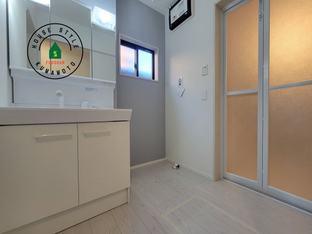 熊本市中央区出水6丁目第5-1棟（1号棟）　の脱衣所|ゆとりの洗面スペースで朝の身支度もスムーズに。暮らしを快適に変えるシャワー付洗面台です！