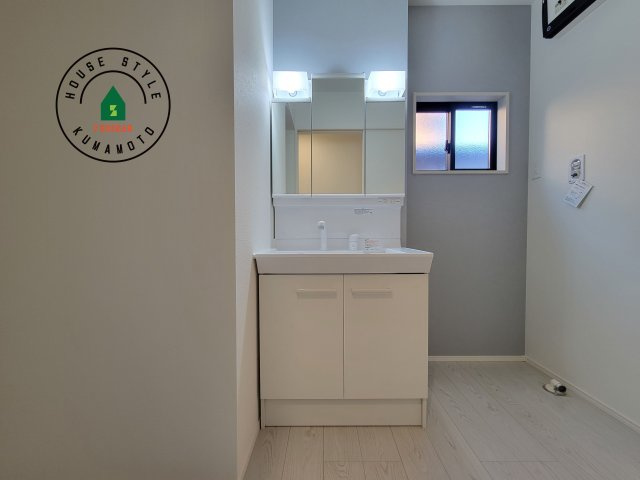 熊本市中央区出水6丁目第5-1棟（1号棟）　の独立洗面台|毎日使うものだから清潔な空間を保ちたい水回り。洗面にはそんな願いを解消させてくれる収納アイデアが満載です。三面鏡の裏側にはキャビネットが現れ小物から背の高い物まで収納できます。