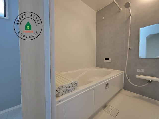 熊本市中央区出水6丁目第5-1棟（1号棟）　の浴室|ウ窓もあるので換気も安心ですね。同社仕様。1日の疲れを癒してくれる広々バスルーム。雨の日のお洗濯にも大活躍な浴室乾燥機付です！