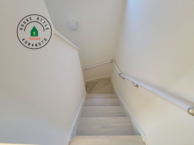 熊本市中央区出水6丁目第5-1棟（1号棟）　の内装|階段からも明るい光が入ります。採光や通風も階段の重要な役割です。