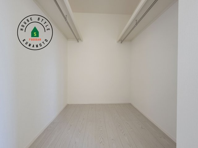 熊本市中央区出水6丁目第5-1棟（1号棟）　の収納|洋服や大きな荷物が多い方や人数の多いご家族などは、一般的なクローゼットよりもウォークインクローゼットのほうが使い勝手が良いです。