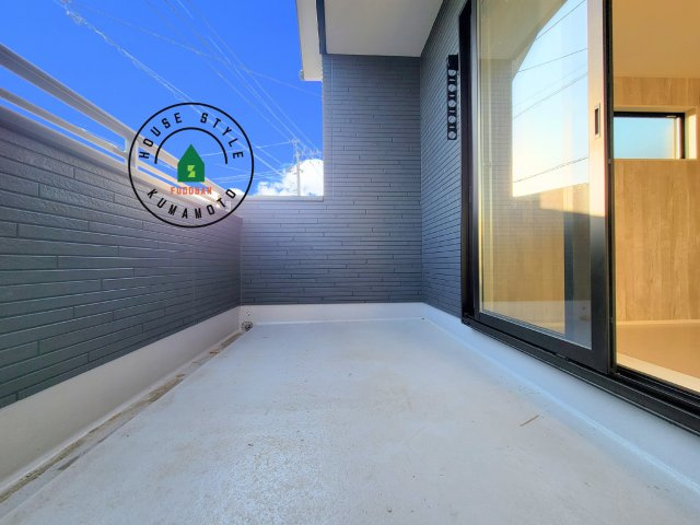 熊本市中央区出水6丁目第5-1棟（1号棟）　のバルコニー|風をしっかりと感じられるバルコニーでは、毎日が洗濯日和です。広々としているので洗濯も楽しくなるでしょうし、気分転換にバルコニーからの眺めを楽しむのもいいでしょう。